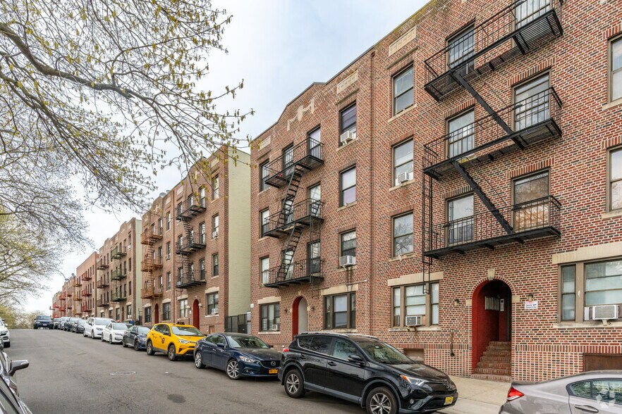 21-51 27th St, Astoria, NY à vendre - Photo de l’immeuble – Image 3 sur 6