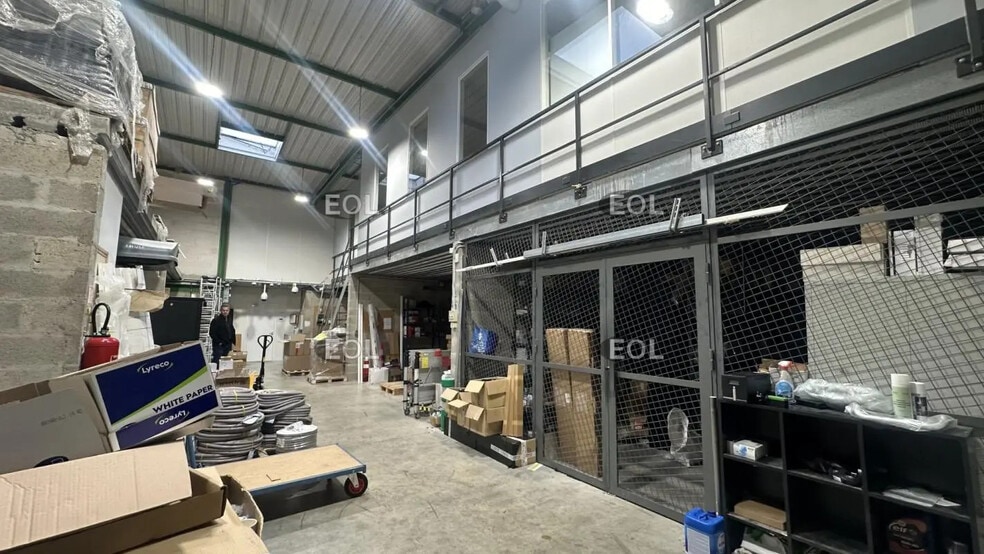 Local d’activités dans Saint-Thibault-des-Vignes à louer - Photo intérieure – Image 3 sur 3