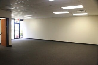 2307 Springlake Rd, Farmers Branch, TX à louer Photo intérieure– Image 2 sur 4