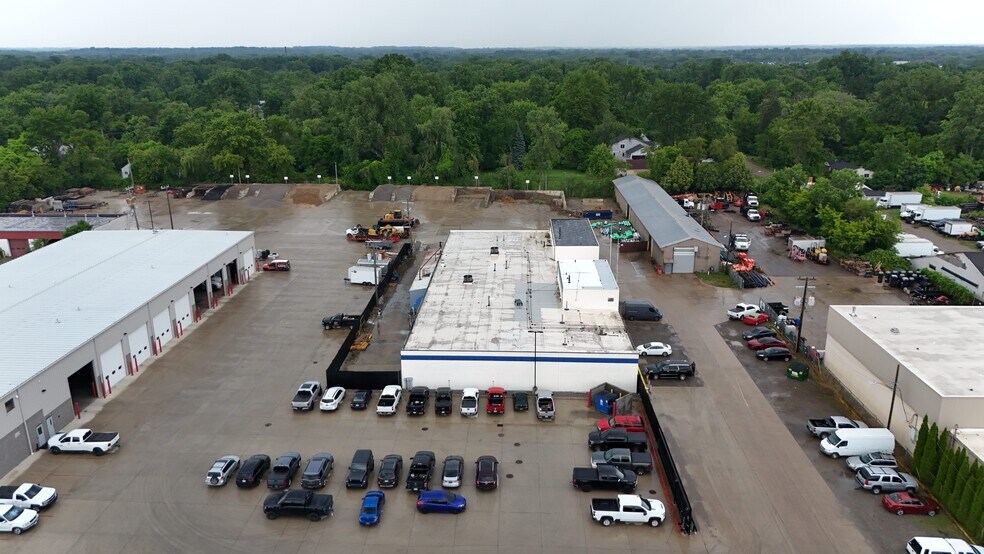 30786 W 8 Mile Rd, Farmington, MI à louer - Photo de l’immeuble – Image 3 sur 6