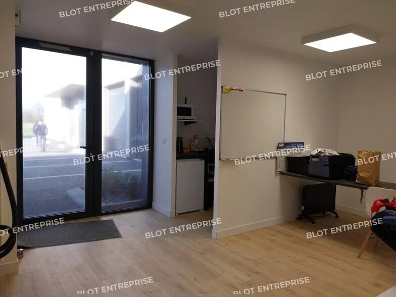 Local d'activités dans Saint-Avé à vendre - Photo de l’immeuble – Image 3 sur 5