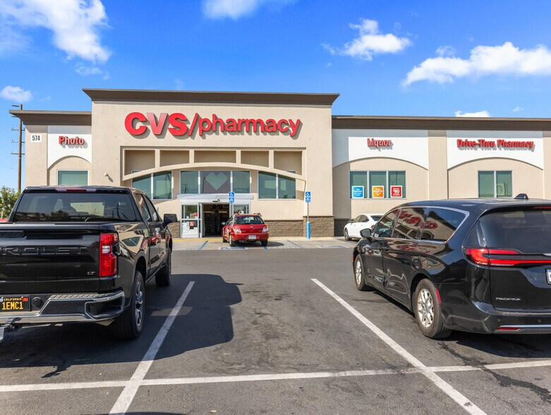 574 W Lacey Blvd, Hanford, CA à vendre - Photo de l’immeuble – Image 2 sur 7