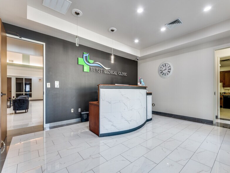 330 Grapevine Hwy, Hurst, TX à vendre - Photo de l’immeuble – Image 2 sur 18