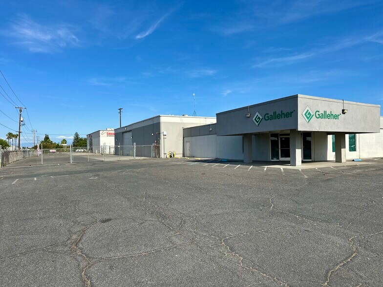 2380 N Clovis Ave, Fresno, CA à louer - Photo de l’immeuble – Image 1 sur 10