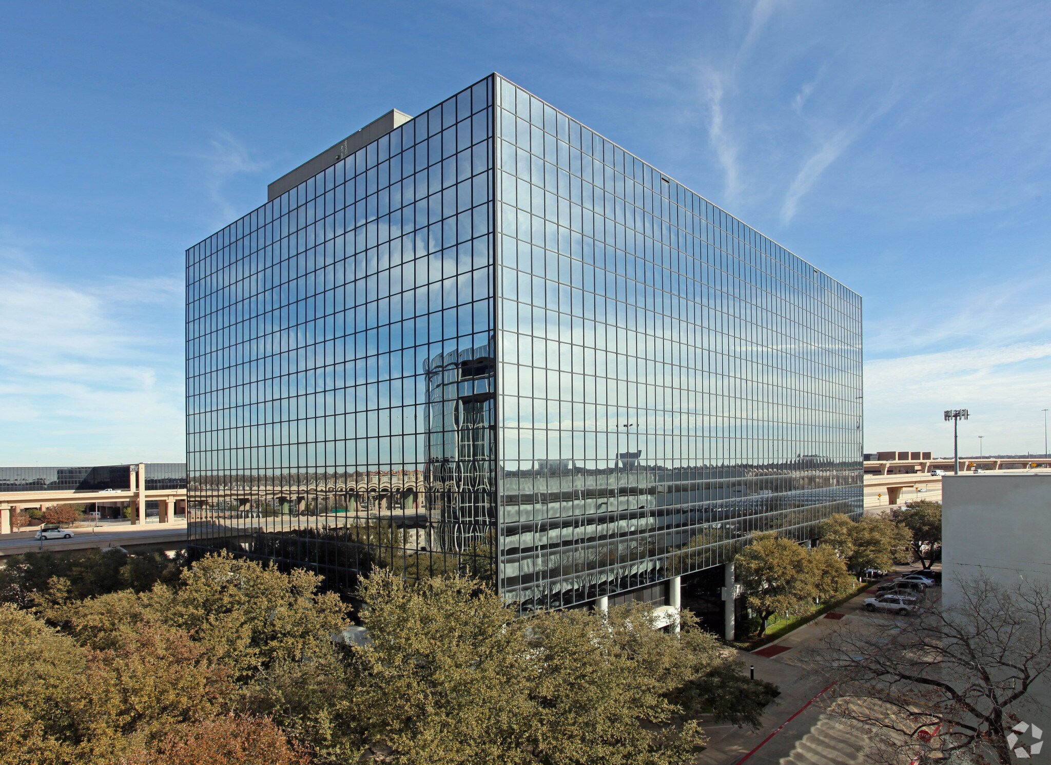 8390 Lyndon B Johnson Fwy, Dallas, TX à louer Photo principale– Image 1 sur 21