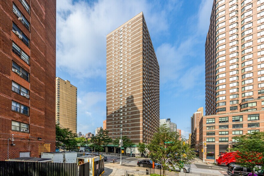 1797-1811 First Ave, New York, NY à louer - Photo principale – Image 1 sur 6