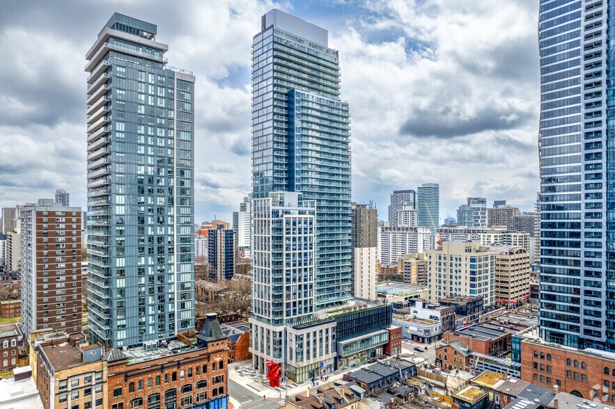 599 Yonge St, Toronto, ON à louer - Photo de l’immeuble – Image 1 sur 4