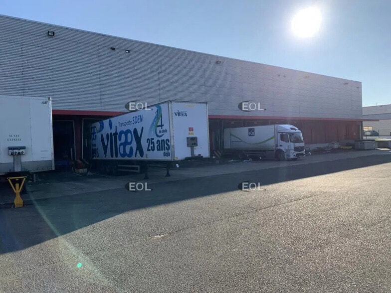 Local d’activités dans Maurepas à louer - Photo de l’immeuble – Image 2 sur 12