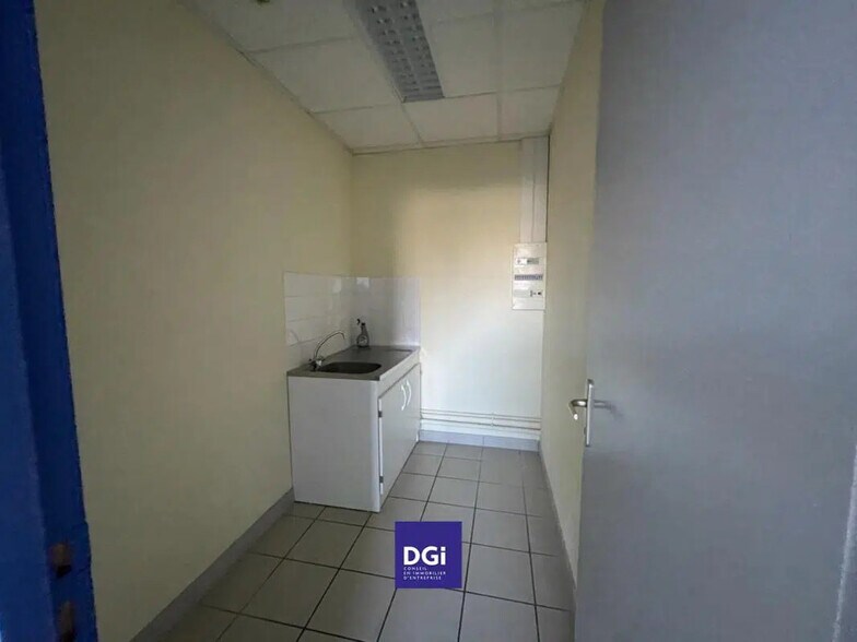 Bureau dans Nîmes à louer - Photo de l’immeuble – Image 2 sur 4
