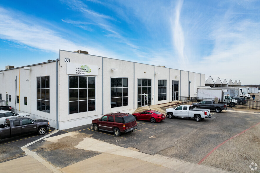 301 E Risinger Rd, Fort Worth, TX à louer - Photo de l’immeuble – Image 1 sur 7