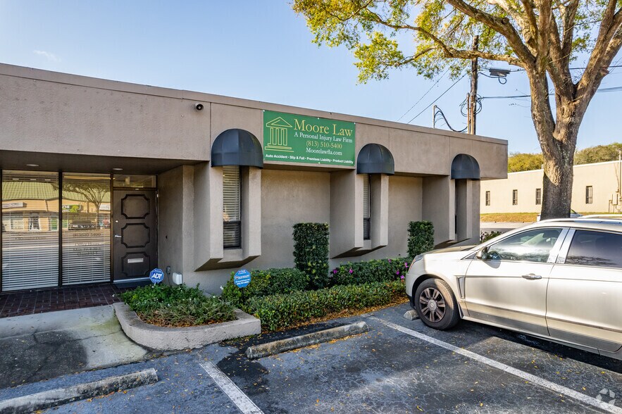 1046 W Busch Blvd, Tampa, FL à louer - Photo de l’immeuble – Image 3 sur 6