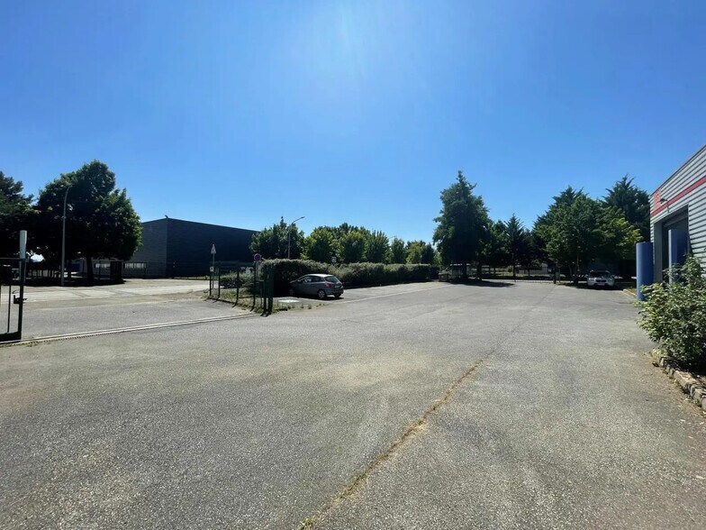 Local d'activités dans Houdan à vendre - Photo de l’immeuble – Image 1 sur 7