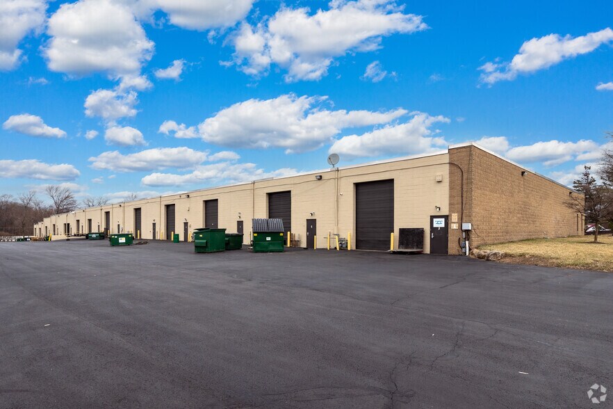2014 Ford Rd, Bristol, PA à louer - Photo de l’immeuble – Image 3 sur 8