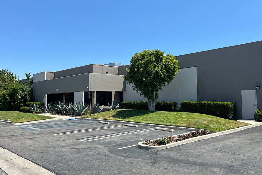 17391 Mount Cliffwood Cir, Fountain Valley, CA à louer - Photo de l’immeuble – Image 1 sur 14