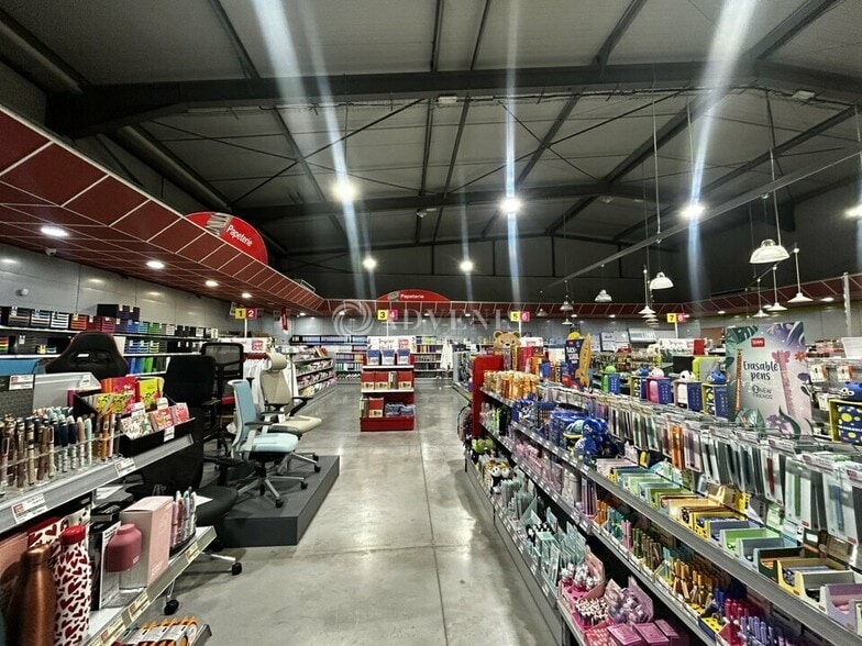Local commercial dans à louer - Photo intérieure – Image 2 sur 9