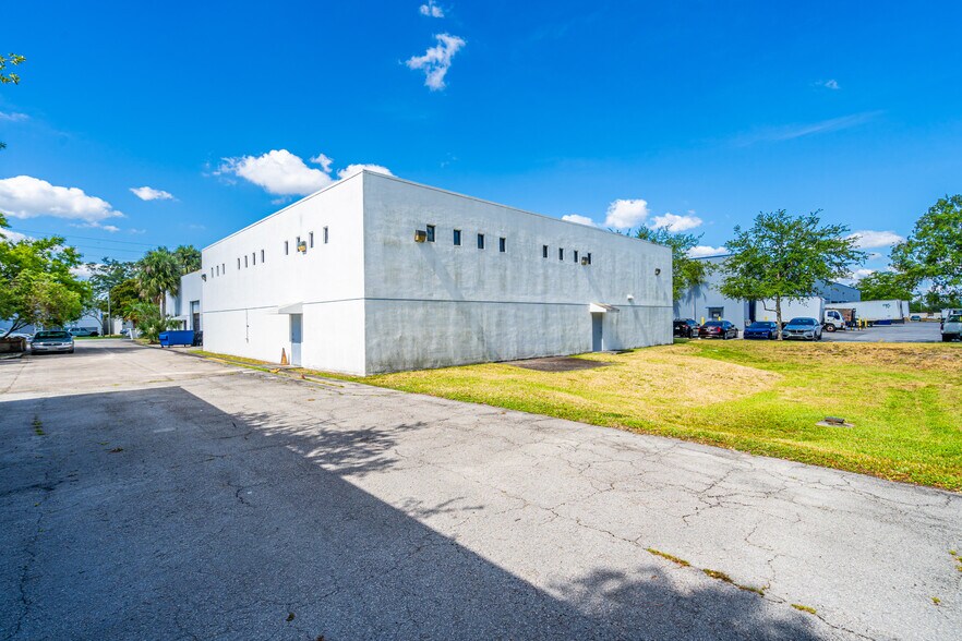 3541 NW 53rd St, Fort Lauderdale, FL à louer - Photo de l’immeuble – Image 3 sur 15