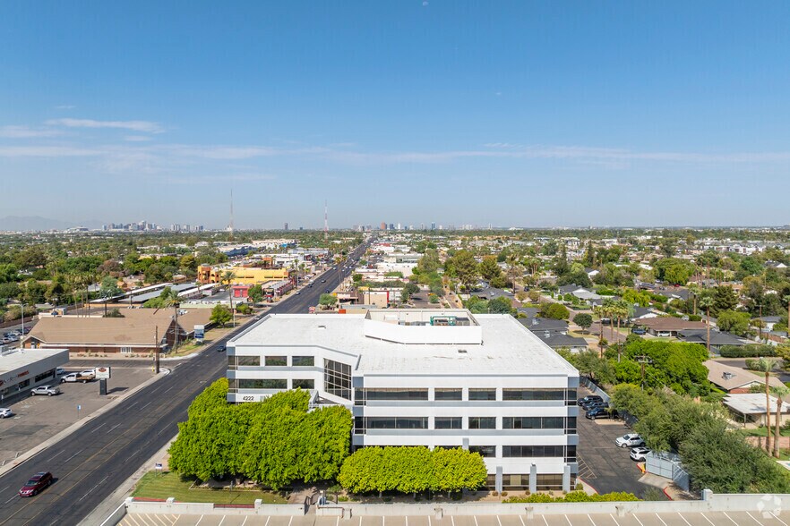 4222 E Thomas Rd, Phoenix, AZ à louer - Photo de l’immeuble – Image 3 sur 5