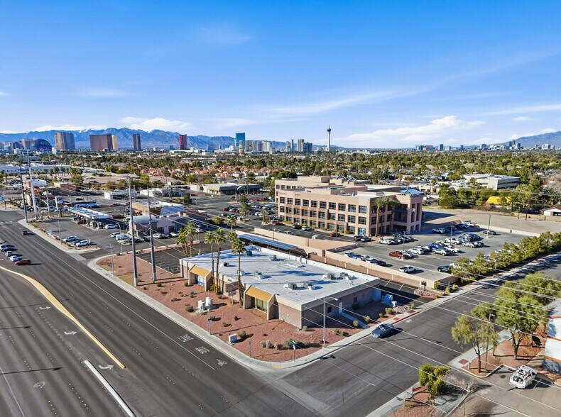 2470 E Flamingo Rd, Las Vegas, NV à louer - Photo principale – Image 1 sur 19