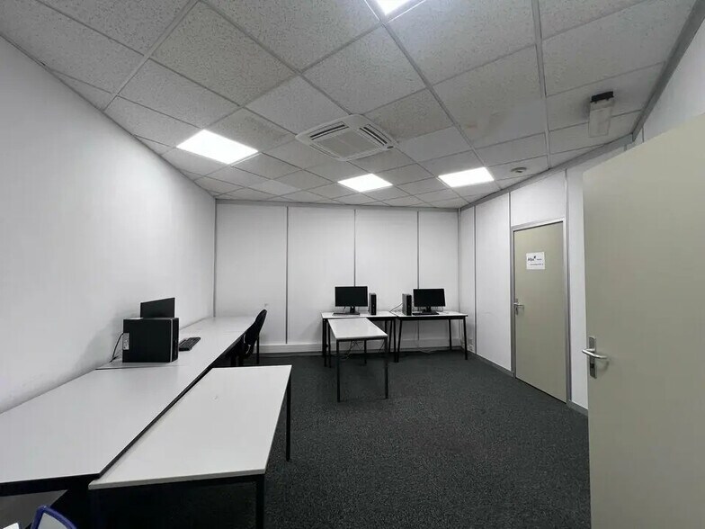 Bureau dans CANNES-LA-BOCCA à louer - Photo de l’immeuble – Image 3 sur 7