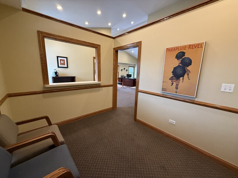 301 Peterson Rd, Libertyville, IL à louer - Photo de l’immeuble – Image 3 sur 13