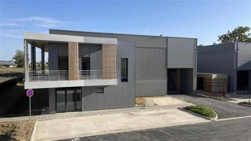 Local d’activités dans Chanteloup-en-Brie à louer - Photo de l’immeuble – Image 1 sur 10