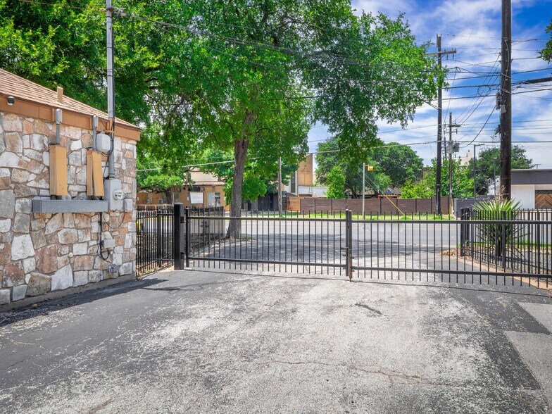 4409 Menchaca Rd, Austin, TX à vendre - Photo de l’immeuble – Image 3 sur 36