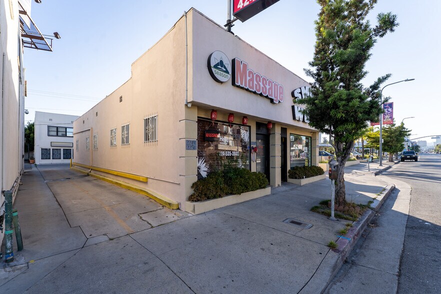 2245-2251 Westwood Blvd, Los Angeles, CA à vendre - Photo de l’immeuble – Image 2 sur 25