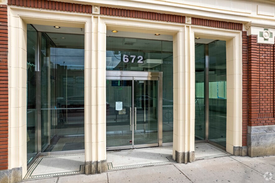 672 Dupont St, Toronto, ON à louer - Photo de l’immeuble – Image 3 sur 4