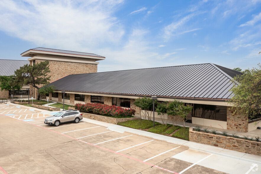 420 Decker Dr, Irving, TX à louer - Photo de l’immeuble – Image 3 sur 10