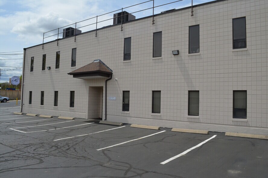 535 Atwood Ave, Cranston, RI à louer - Photo de l’immeuble – Image 3 sur 21