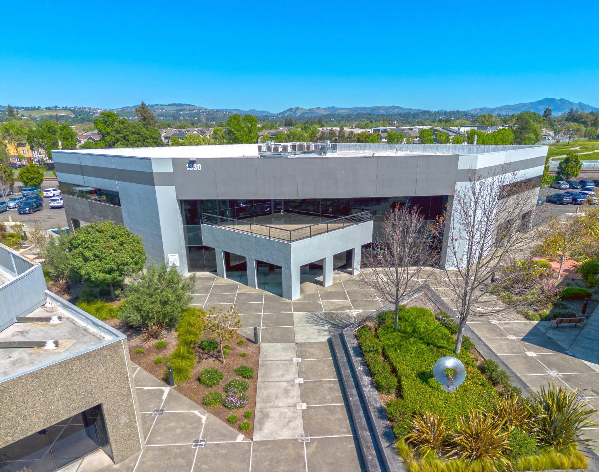 1330 N Dutton Ave, Santa Rosa, CA à louer Photo principale– Image 1 sur 3