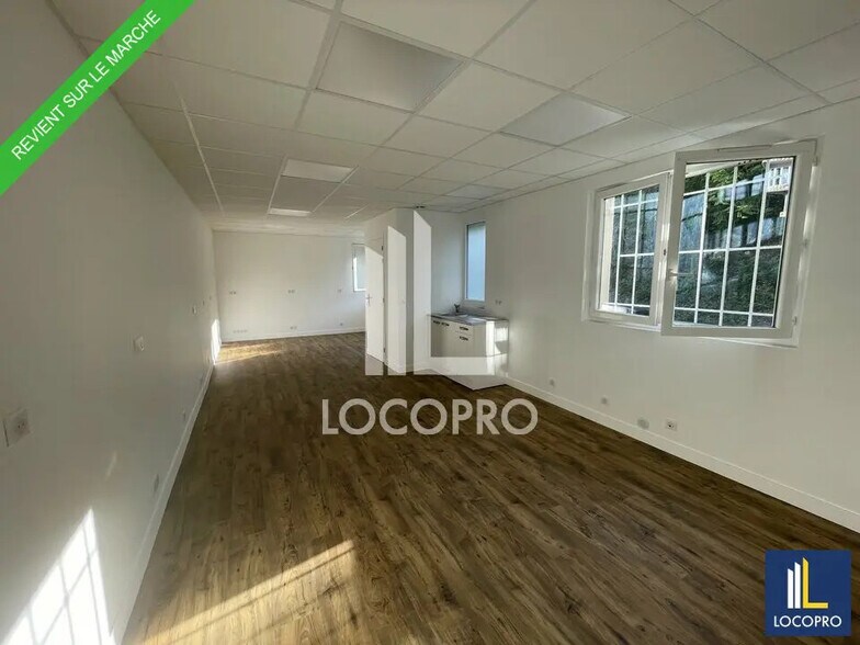 Bureau dans Saint-Laurent-du-Var à louer - Photo de l’immeuble – Image 1 sur 2