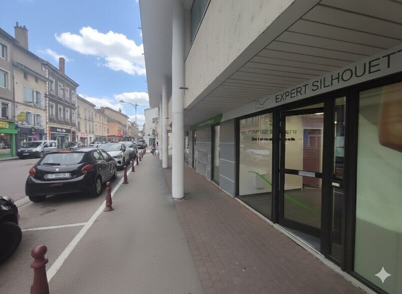 Local commercial dans Bourgoin-Jallieu à louer - Photo de l’immeuble – Image 1 sur 11