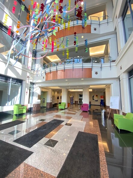 1000 GSK Dr, Coraopolis, PA à louer - Hall d’entrée – Image 2 sur 10