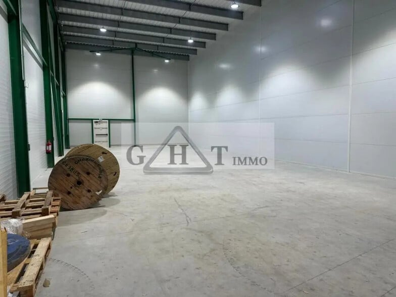 Industriel/Logistique dans Bernes-sur-Oise à louer - Photo de l’immeuble – Image 2 sur 3