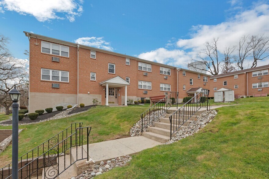 200 Spruce St, Doylestown, PA à vendre - Photo de l’immeuble – Image 3 sur 36