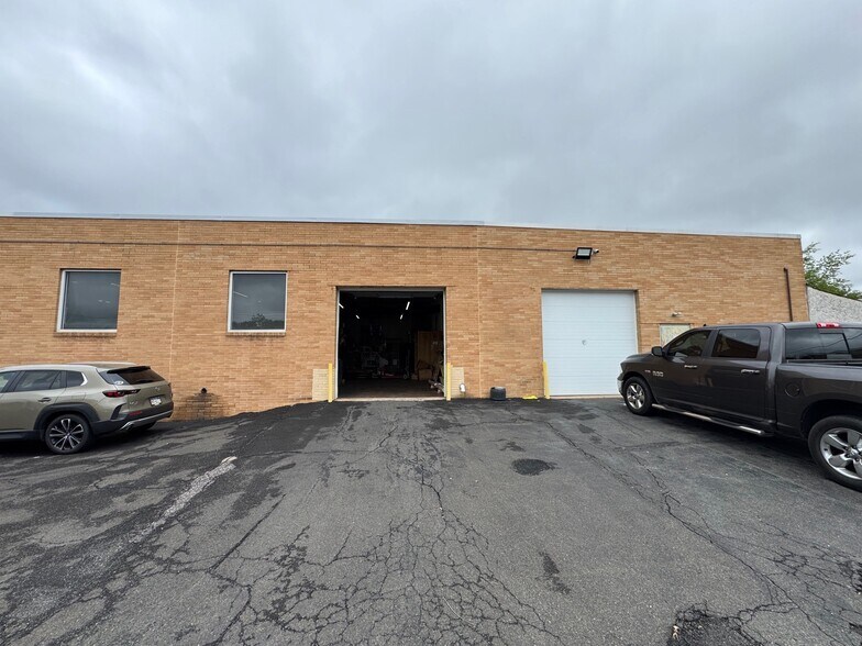 2055 Bennett Rd, Philadelphia, PA à louer - Photo de l’immeuble – Image 2 sur 5