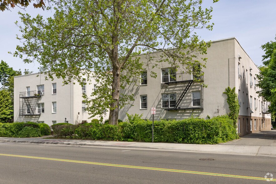 145 Maple Ave, Rockville Centre, NY à vendre - Photo de l’immeuble – Image 2 sur 18