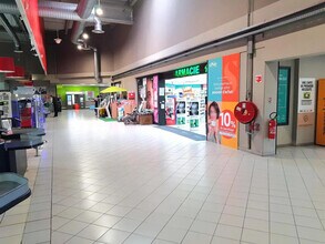 Local commercial dans Villeneuve-Loubet à louer Photo de l’immeuble– Image 2 sur 2