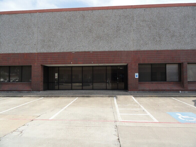 2109 Luna Rd, Carrollton, TX à louer - Photo de l’immeuble – Image 3 sur 5