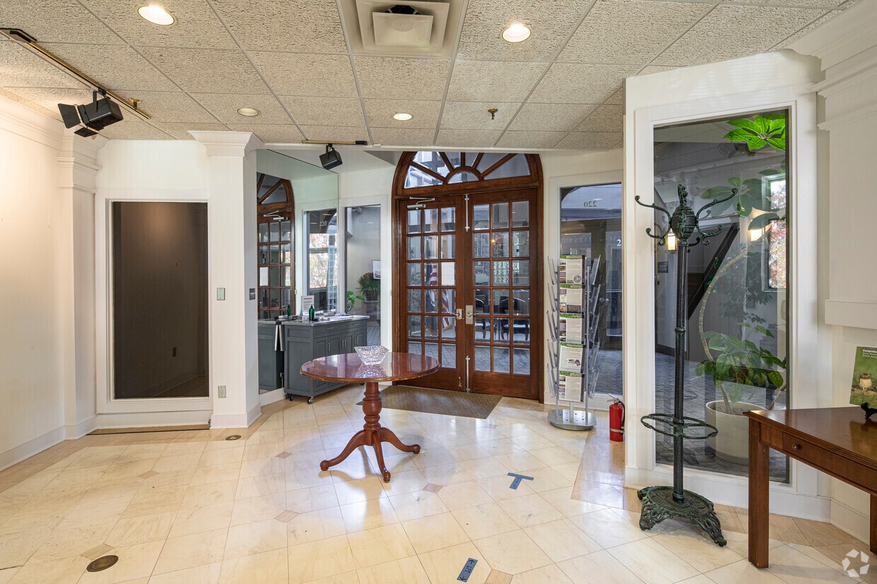701 Kenmore Ave, Fredericksburg, VA à vendre Photo intérieure– Image 1 sur 8