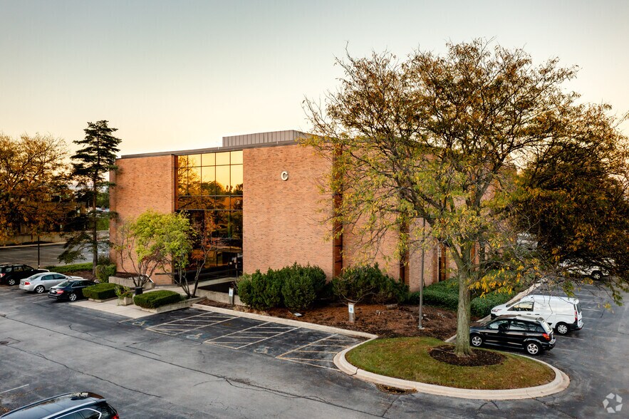 800 Roosevelt Rd, Glen Ellyn, IL à louer - Photo de l’immeuble – Image 2 sur 10