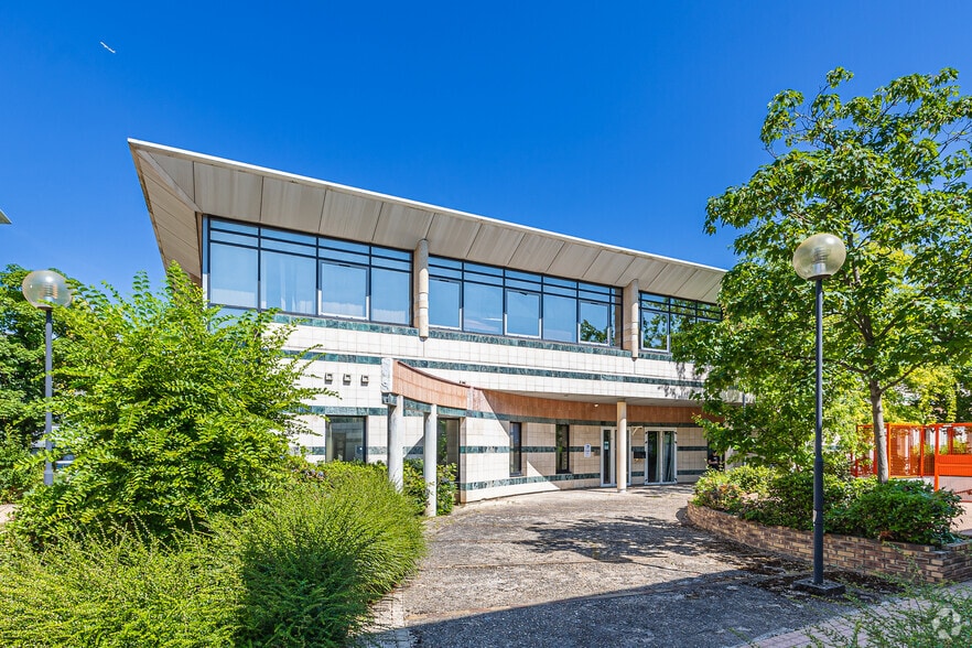 Soins de santé dans Gennevilliers à vendre - Photo de l’immeuble – Image 2 sur 3