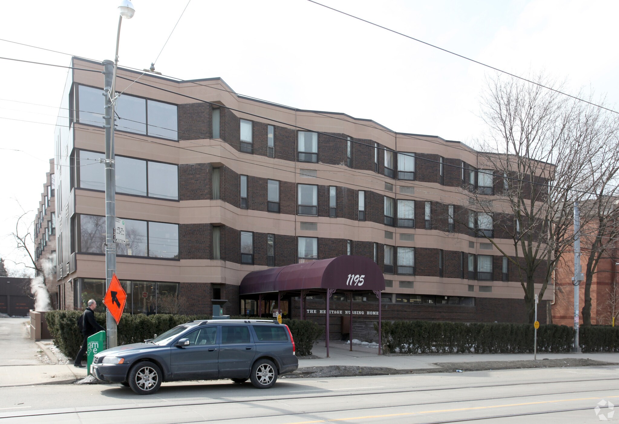1195 Queen St E, Toronto, ON à vendre Photo principale– Image 1 sur 3