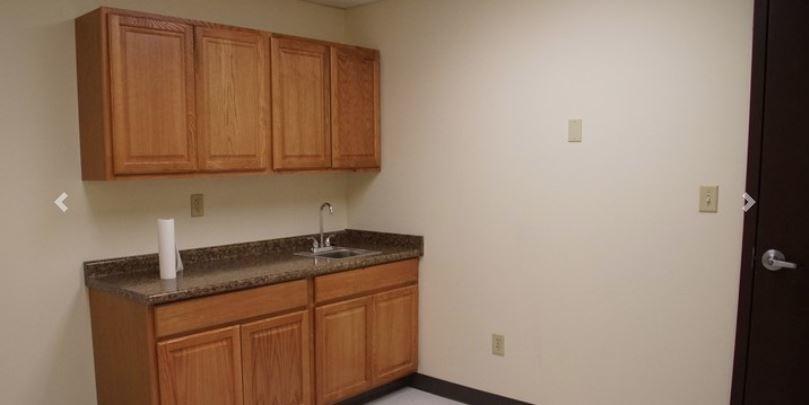 5863 Kathryn St NE, Louisville, OH à louer - Photo de l’immeuble – Image 3 sur 6