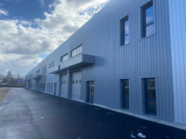 Plus de détails pour Petite Rue De La Plaine, Bourgoin-Jallieu - Industriel/Logistique à vendre