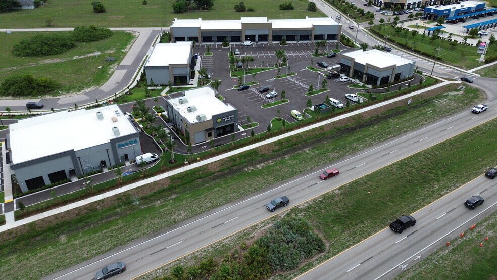1203-1211 NE Pine Island Ln, Cape Coral, FL à louer - Photo de l’immeuble – Image 2 sur 17