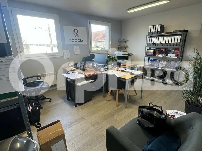 Bureau dans Villecresnes à louer - Photo de l’immeuble – Image 3 sur 12