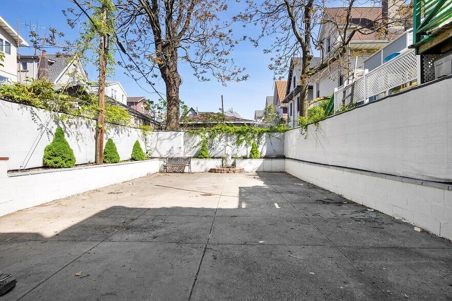 8417 7th Ave, Brooklyn, NY à louer - Photo de l’immeuble – Image 1 sur 4