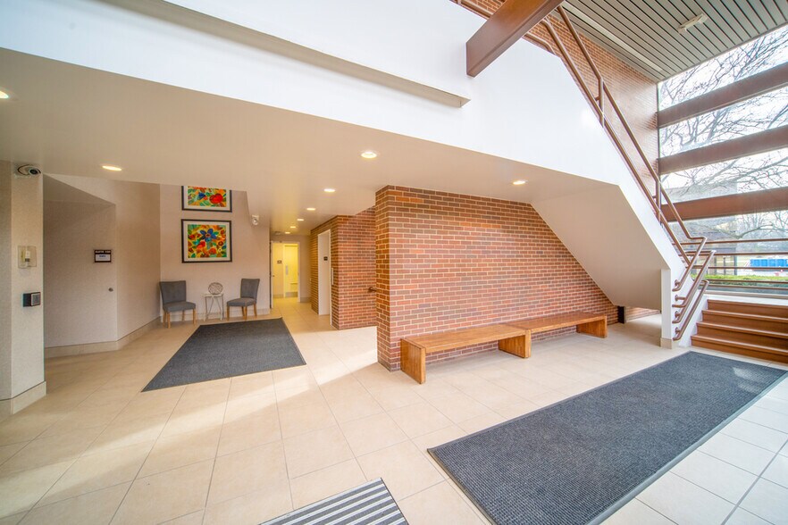 2520 S Telegraph Rd, Bloomfield Hills, MI à louer - Photo intérieure – Image 2 sur 5